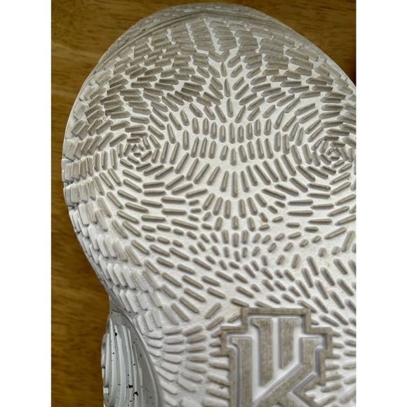 𝅺nike Kyrie Low 3 team size 9.5 - Picture 8 of 10